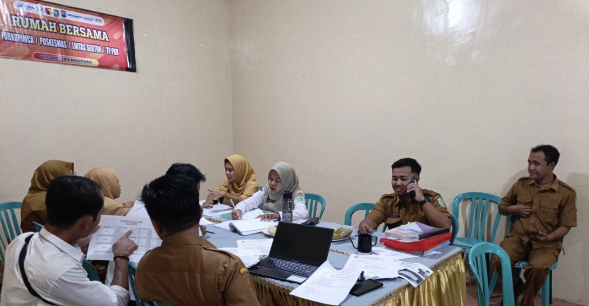 DAMPING: Sejumlah pegawai Dinas Pemberdayaan Masyarakat dan Desa (DPMD) Lumajang saat melakukan pendampingan, kemarin.(ATIEQSON MAR IQBAL/RAME)