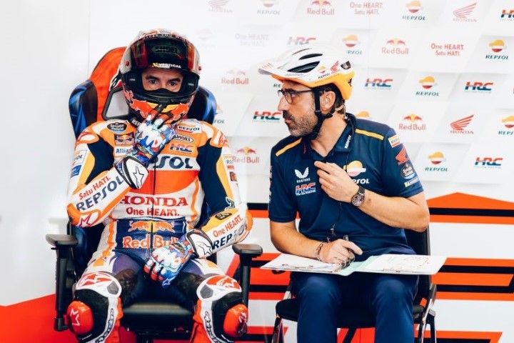Momen Marc Marcquez bersama Santi Hernandez ketika masih membela Honda Repsol.