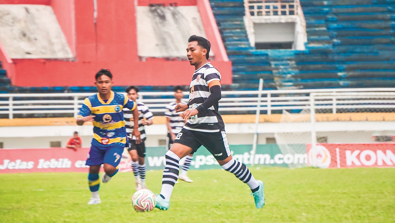 KUASAI BOLA: Pemain Tengah Persid Jember Moh Hunaifi Azizi mencoba membangun serangan dari sektor kanan pada laga perdana melawan Baruna Nusantara.