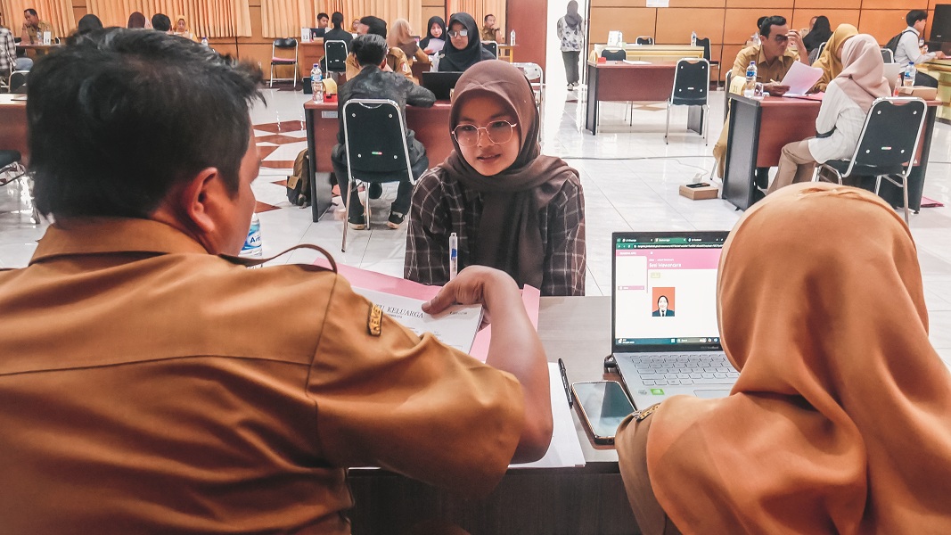 Proses wawancara beasiswa dari Pemkab Jember. Pada saat ini pencairan beasiswa masih menunggu validasi rekening.