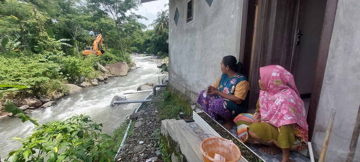TETAP WASPADA: Warga sekitar Sungai Petung, Dusun Pertelon, Desa Pakis, Kecamatan Panti, yang terdampak banjir bandang akhir bulan Januari 2022 silam lebih tenang setelah ada normalisasi Sungai Petung