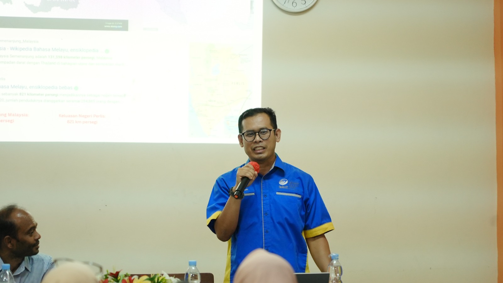 EDUKATIF: Peneliti Universiti Malaysia Perlis (UniMAP), Ts Ahmad Radi Wan Yaakub, memaparkan temuan riset terkait peningkatan produktivitas mangga arumanis kepada Mahasiswa Unmuh Jember.