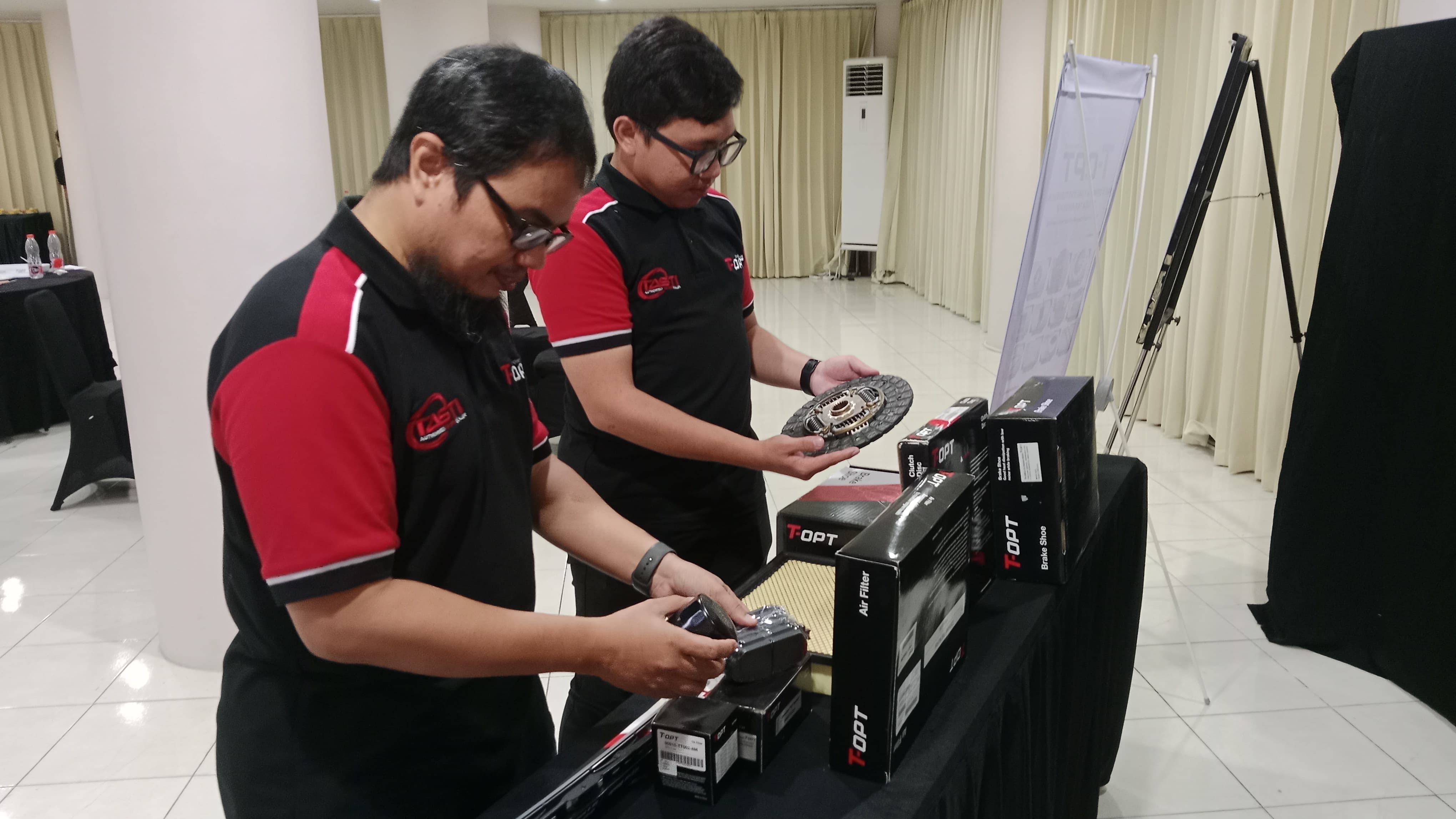 Branch Head Tasti Jember, Muhammad Reza Siregar, dan Marketing Officer Tasti Head Office, Isfan Chairuman Nasution, yang sedang melihat sparepart baru dari T-OPT untuk di perkenalkan.