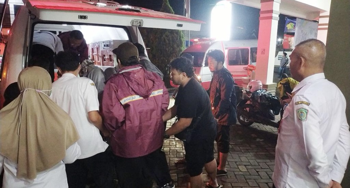 EVAKUASI: Dokumentasi proses evakuasi korban luka bakar erupsi Gunung Semeru, beberapa waktu lalu.(ISITMEWA)