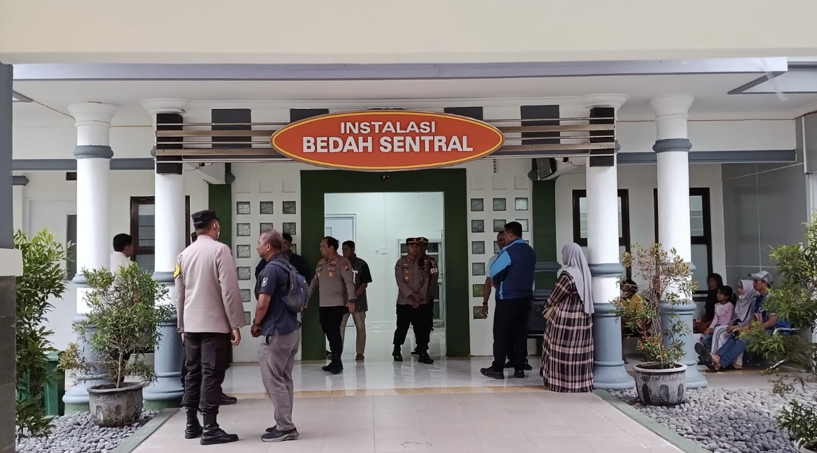 DIRAWAT: Salah satu anggota polisi saat ini sedang menjalani perawatan intensif di RSUD dr Haryoto Lumajang.(ATIEQSON MAR IQBAL/RAME)