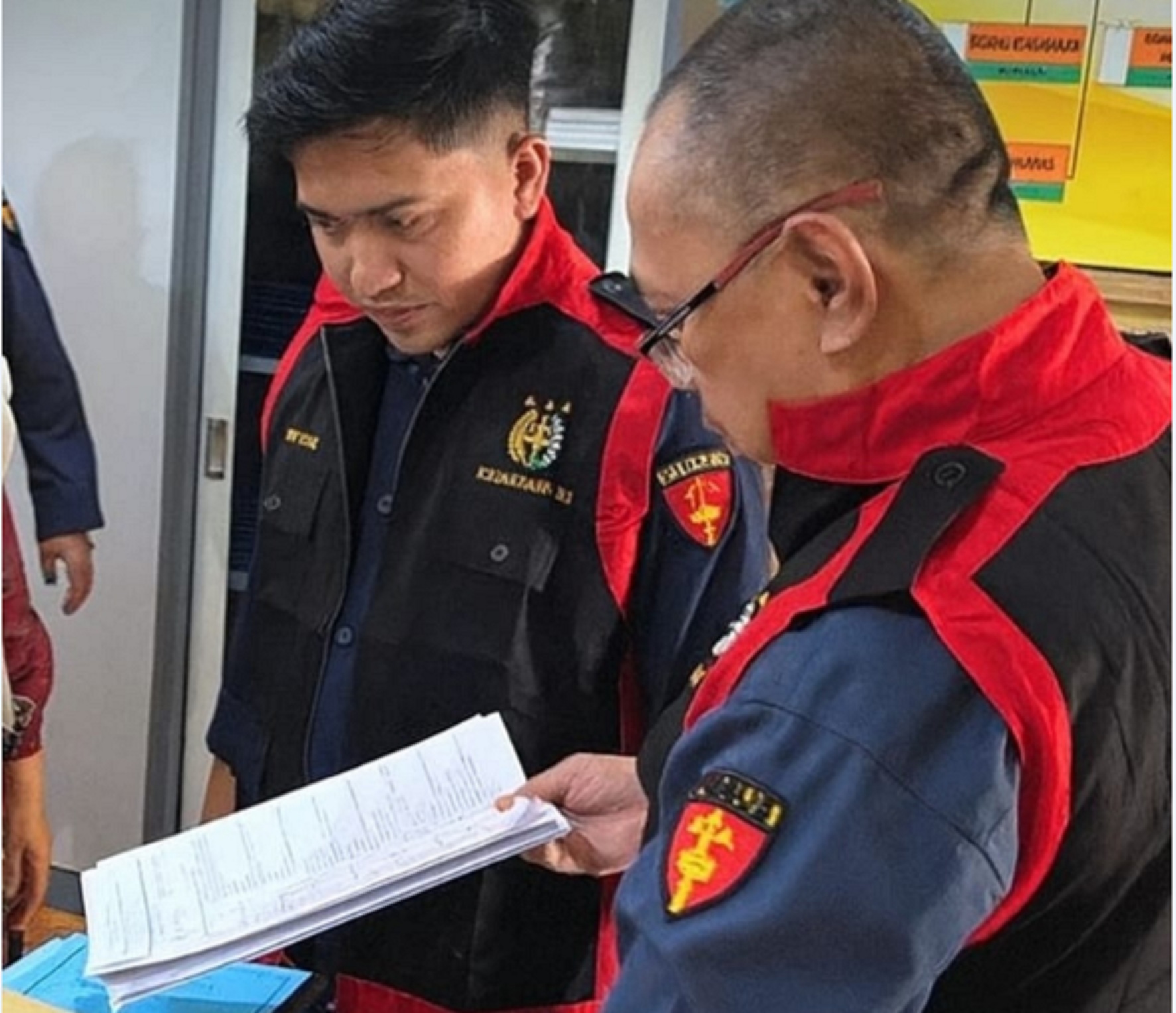 CARI BUKTI: Tim penyidik pidana khusus Kejaksaan Negeri (Kejari) Jember melakukan penggeledahan di SDN Curahnongko 02, Kecamatan Tempurejo.