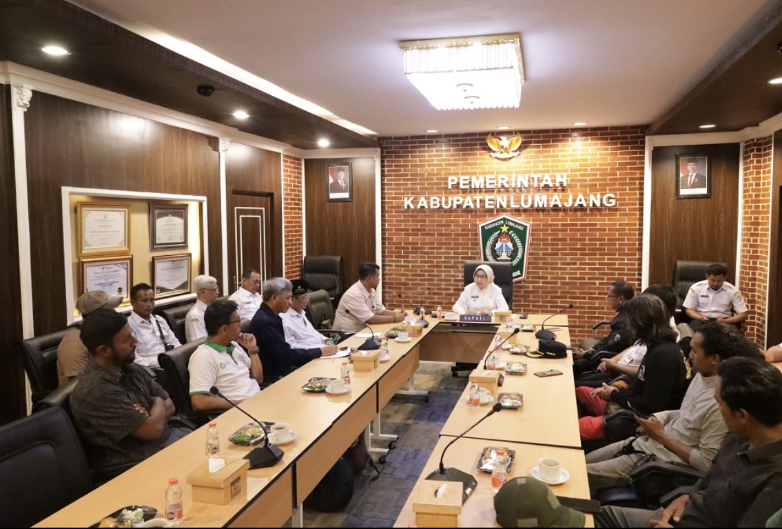 BAHAS: Bupati Lumajang Indah Amperawati saat menerima tamu dari perwakilan Desa Supiturang, Kecamatan Pronojiwo, beberapa waktu lalu.(ATIEQSON MAR IQBAL/RAME)