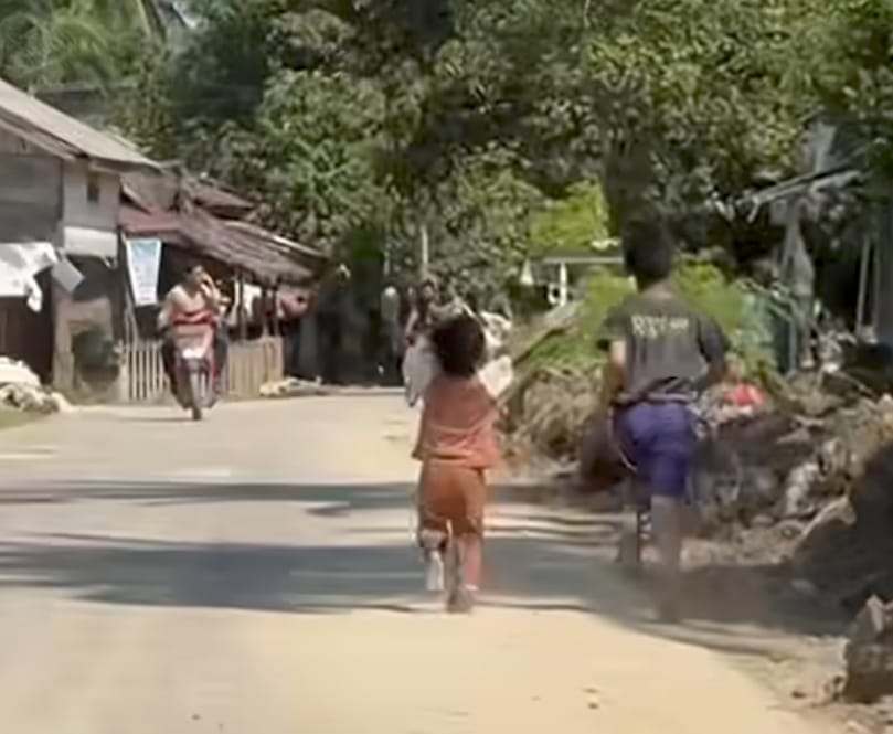 Tangkapan layar saat dua bocah pengungsi banjir di Aceh kegirangan ketika menerima madu dan kurma. (Instagram/auliafaulia)
