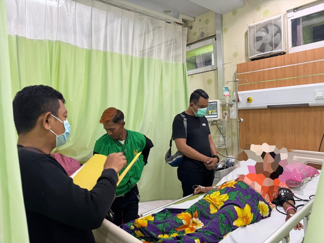 MASIH SELAMAT: Sani, 55, warga Desa Patemon, Pakusari, Jember saat mendapatkan perawatan di RSD dr Soebandi Jember setelah dianiaya anaknya sendiri