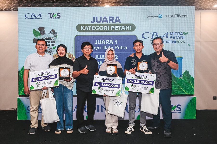 Direktur Jawa Pos Radar Jember Abdul Choliq Baya (tiga dari kiri) dan Kisyanto, Head of Sales Operation-Tani Abadi Sejahtera (paling kanan), foto bersama seusai memberikan hadiah kepada pemenang.