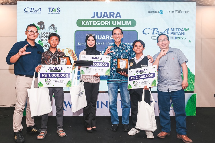 Guntur Nara Persada,Wakil Pemimpin Redaksi Jawa Pos TV (kiri), dan Perwakilan PT CBA, Budi Setiawan (empat dari kiri), foto bersama para pemenang Lomba Video Kreatif, Minggu (14/12) malam.
