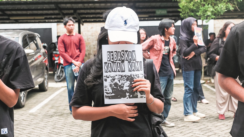 MINTA KEADILAN: Massa aksi solidaritas angkat poster &ldquo;Bebaskan Rekan Kami&rdquo; di depan ruang sidang PN Jember, kemarin (15/12).