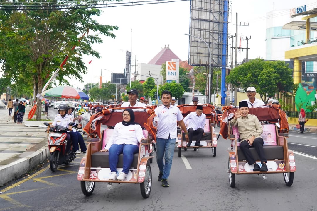 Nanik Sudarwati Deyang didampingi Gus Fawait menjajal sekaligus serah terima becak listrik bantuan Presiden RI Prabowo Subianto kepada para pengayuh becak di Pendapa Wahyawibawagraha (14/12/2025).