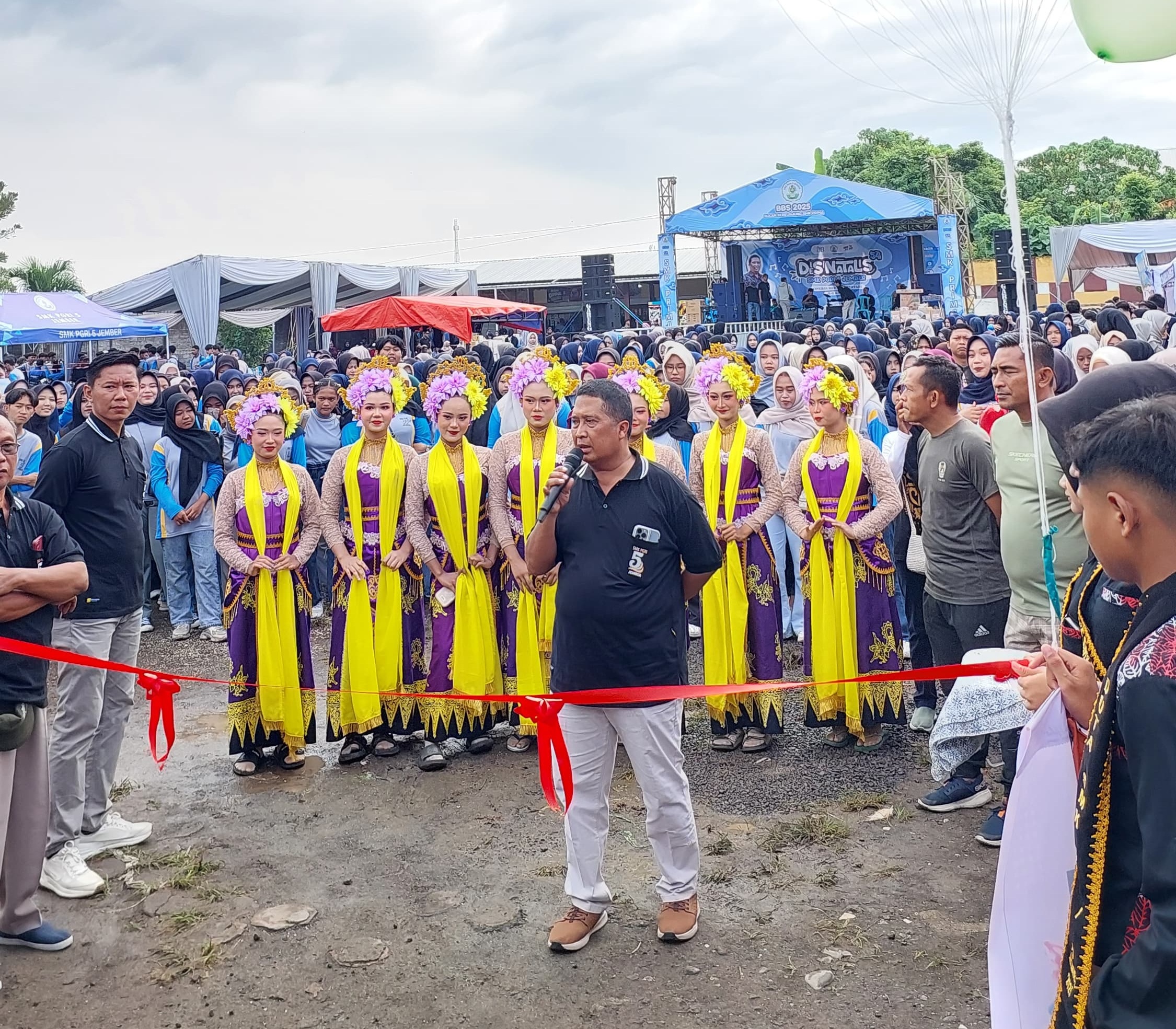 PERGELARAN: Kepala SMK PGRI 5 Jember Saiful Anwar membuka kegiatan Bulan Berkunjung SMK (BBS) dalam rangka memperingati Dies Natalis ke-54 SMK PGRI 5 Jember, Sabtu (13/12).