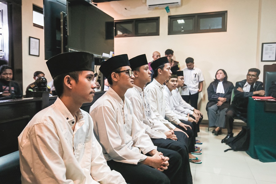 DIVONIS BERSALAH: Sebanyak 7 terdakwa demonstran bela ojol, Agustus 2025 lalu, menjalani sidang di PN Jember, kemarin (15/12).