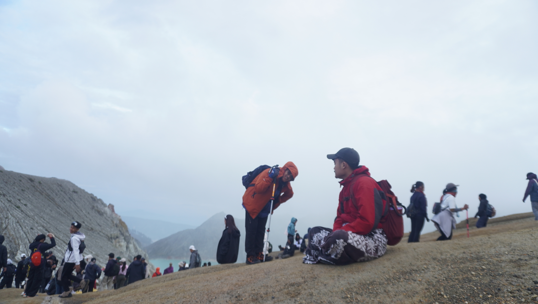 TETAP JADI ANDALAN: Sejumlah pengunjung mengabadikan momen di kawasan TWA Kawah Ijen, beberapa waktu lalu.