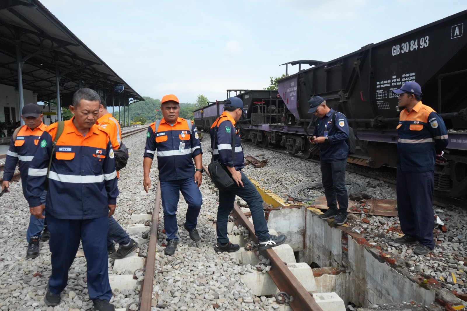 INSPEKSI : Pengecekan Drainase dan AMUS di Emplasemen Stasiun Kalisat beberapa waktu lalu.