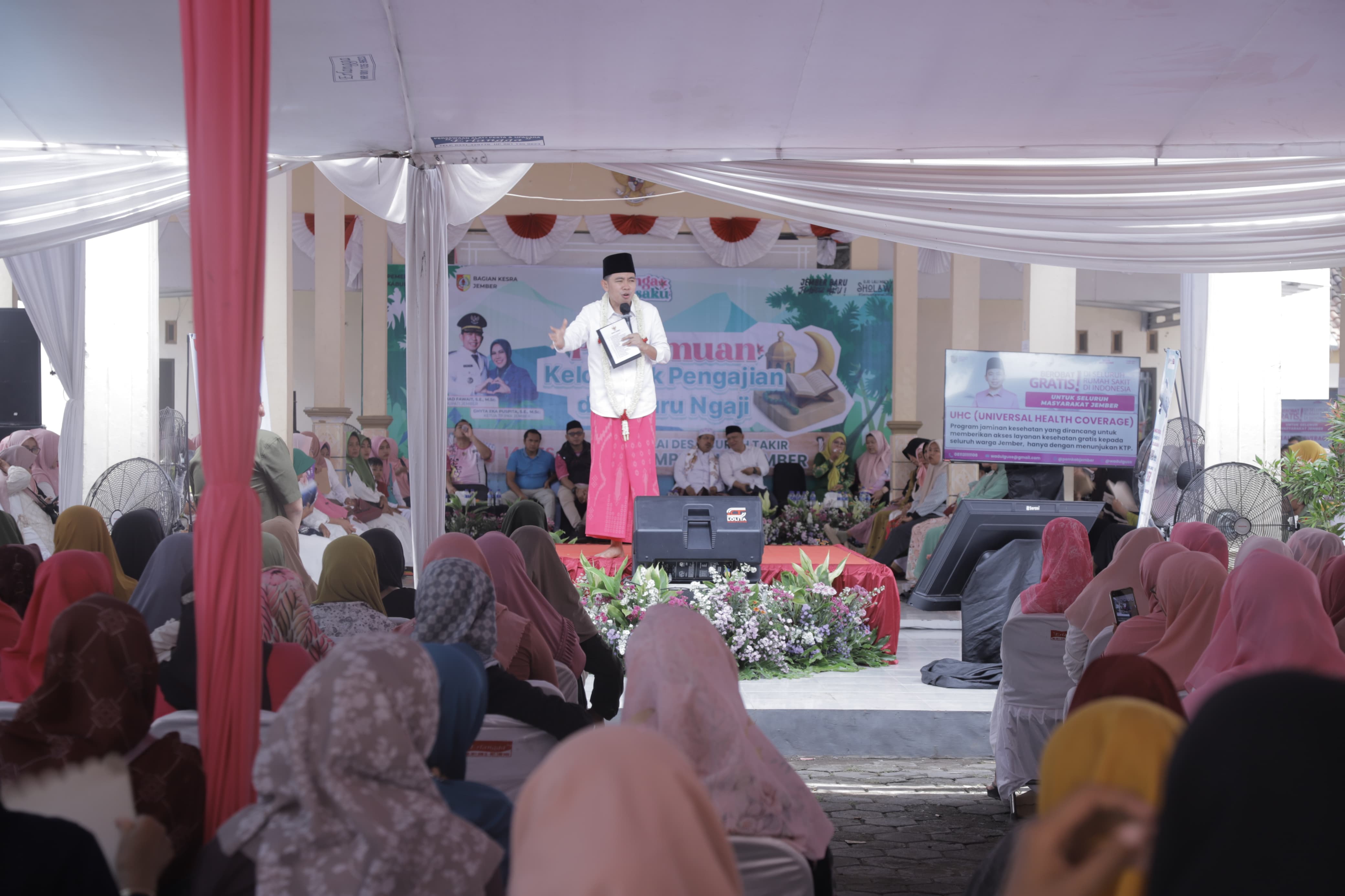 Bupati Fawait saat bertemu dengan para guru ngaji dan ibu-ibu pengajian, saat rangkaian Bunga Desaku Jilid 8, di Balai Desa Curahtakir, Kecamatan Tempurejo, Jember, Minggu (14/12)  (FT. Diskominfo)