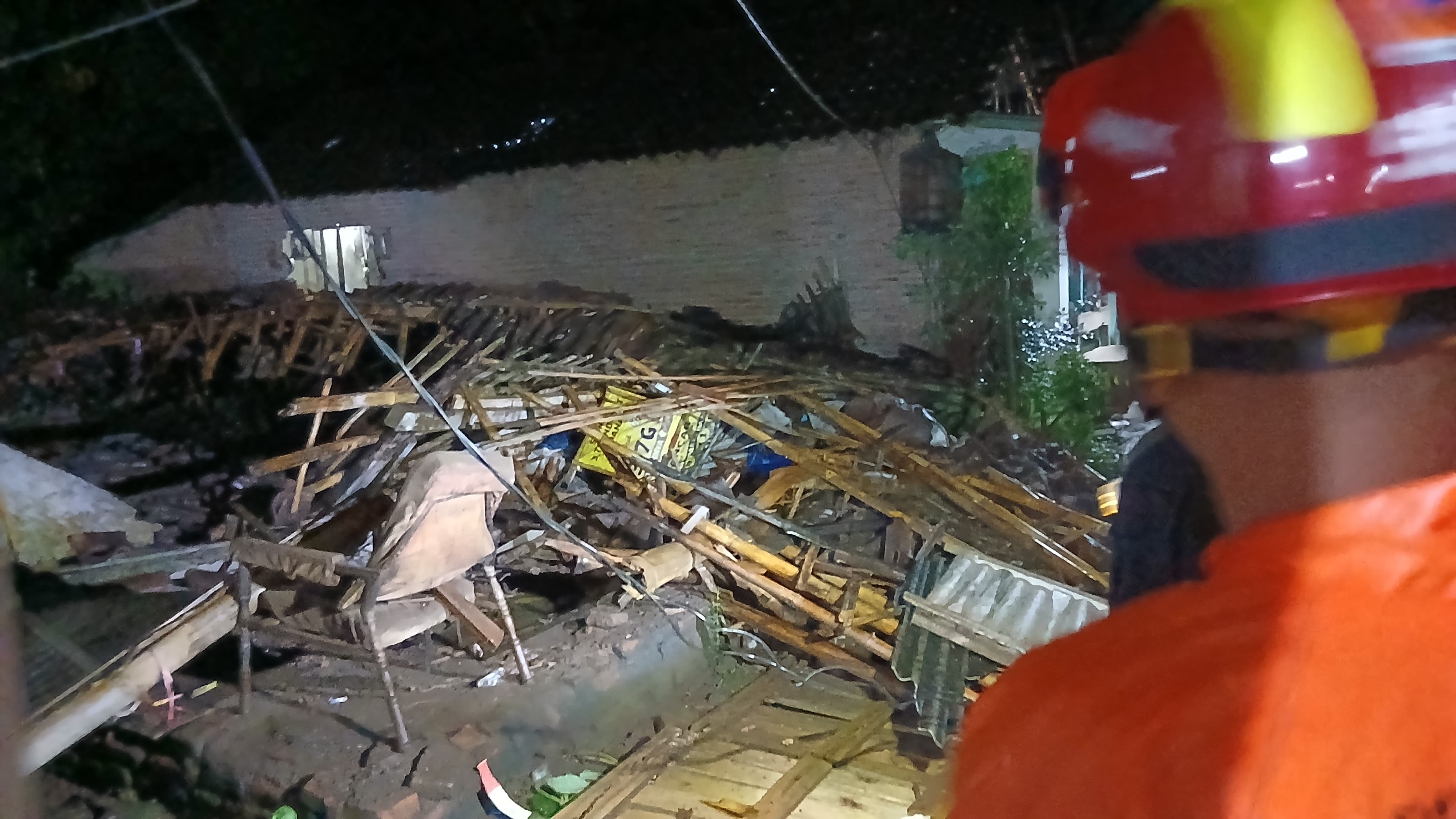 Kondisi salah satu rumah warga di Tamanan Bondowoso yang ambruk. (Ilham/RJ)
