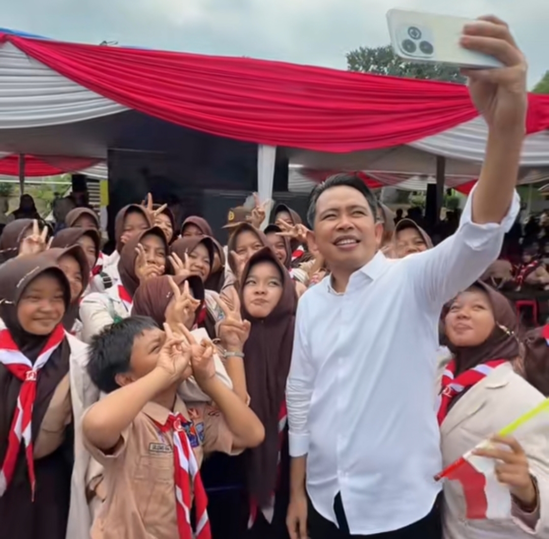 Para pelajar SMPN 1 Tempurejo saat berswafoto  Bupati Fawait, saat rangkaian Bunga Desaku jilid 8 Tempurejo, Jember, Sabtu (13/12). (FT. Gus Fawait)