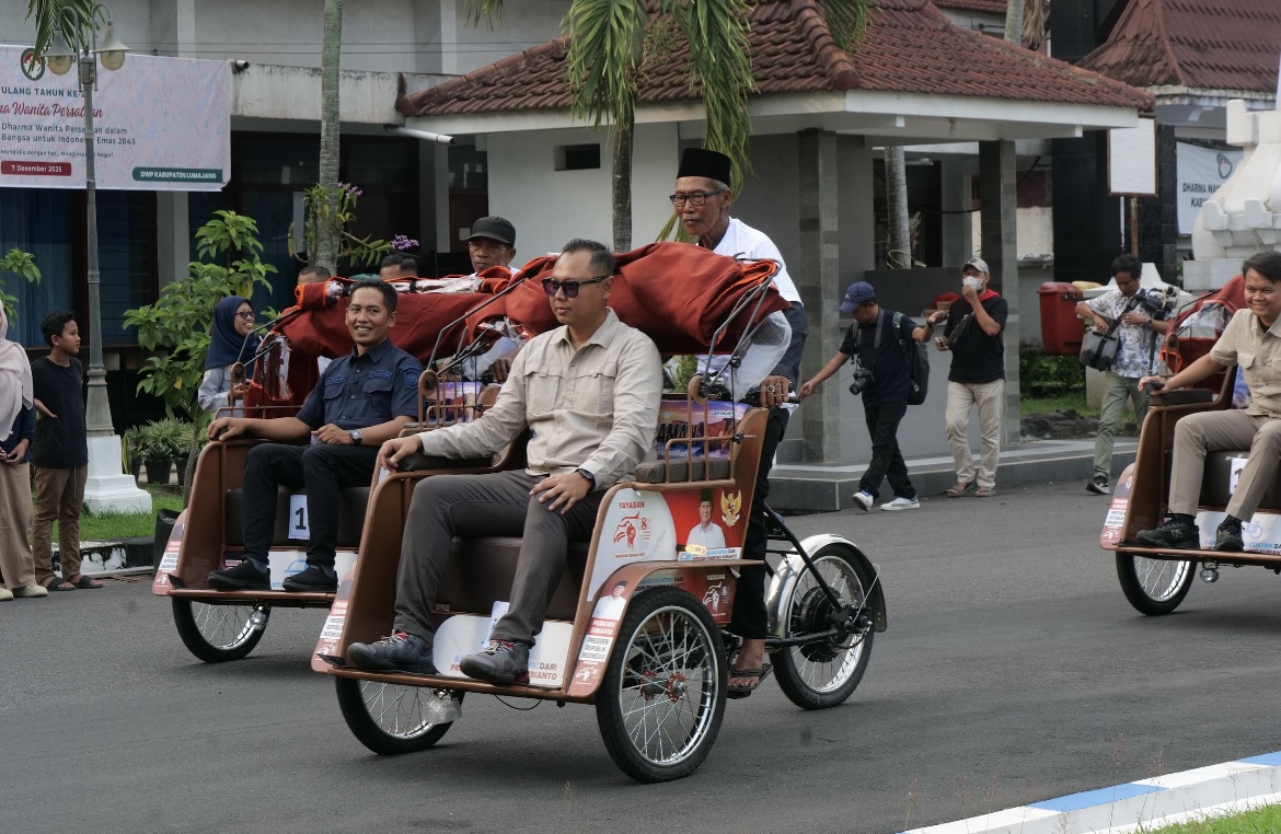 SALURKAN: Pemkab Lumajanh menyalurkan bantuan becak listrik dari Presiden RI, Prabowo Subianto.(ADE APRYANIS/RAME)