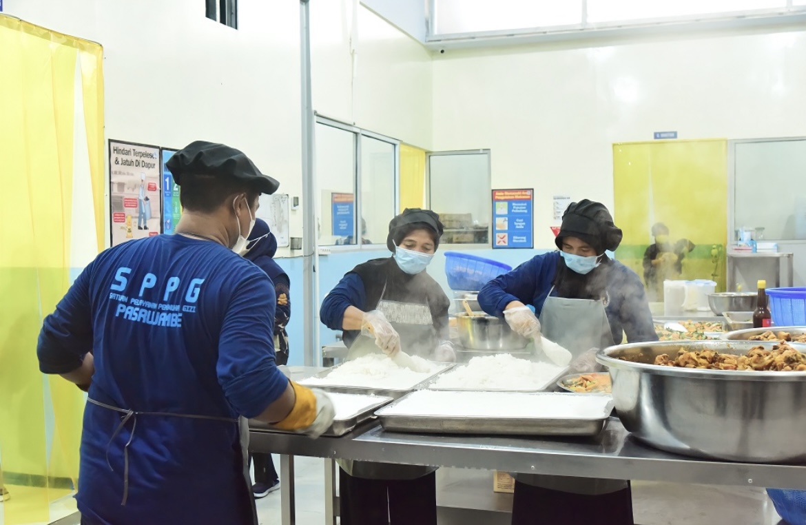 BEROPERASI: Salah satu penampakan satuan pelayanan pemenuhan gizi (SPPG) di Lumajang yang beroperasi.(ATIEQSON MAR IQBAL/RAME)