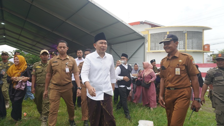 HANGAT: Bupati Jember Muhammad Fawait bertemu masyarakat saat Apel Sholawat di Alun-alun Rambipuji, Jember, pekan lalu.