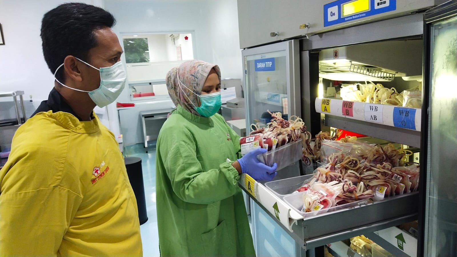 DIPASTIKAN LAGI: PMI Jember mengecek 100 kantong darah yang akan dikirimkan ke tiga provinsi terdampak bencana Sumatera dan Aceh.
