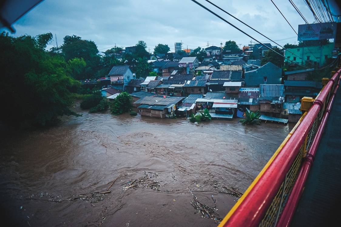 BERBAHAYA: Kondisi air di sungai Bedadung tepatnya di sekitar jembatan Geladak Kembar, Kelurahan/Kecamatan Sumbersari, terpantau besar kemarin (15/12).