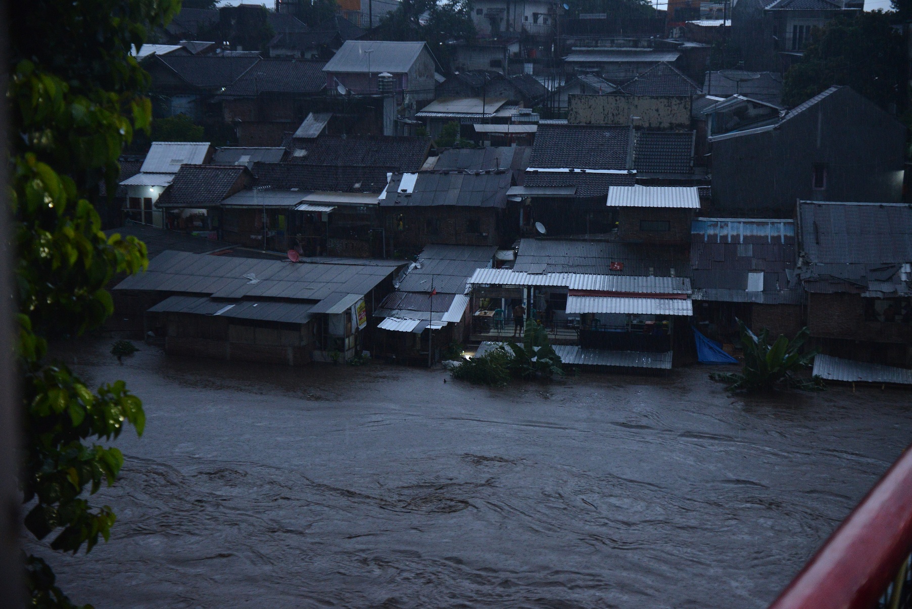 TETAP WASPADA: Air Sungai Bedadung dan beberapa sungai di lokasi lain sempat membesar. Rumah di bantaran sungai pun banyak yang terendam air, kemarin.