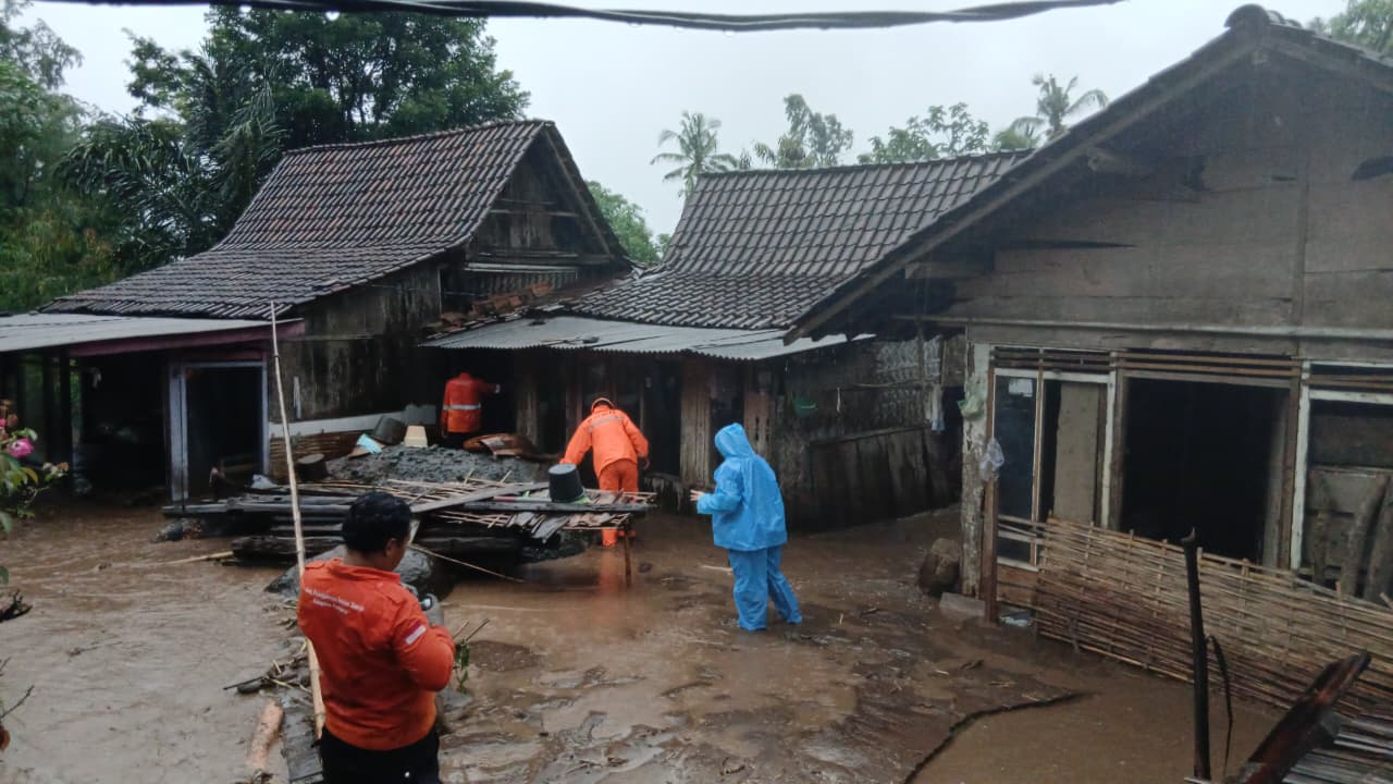 MENGGENANG: Sejumlah warga Desa Gunungsari, Kecamatan Maesan yang terdampak banjir sore ini. (ILHAM/RJ)