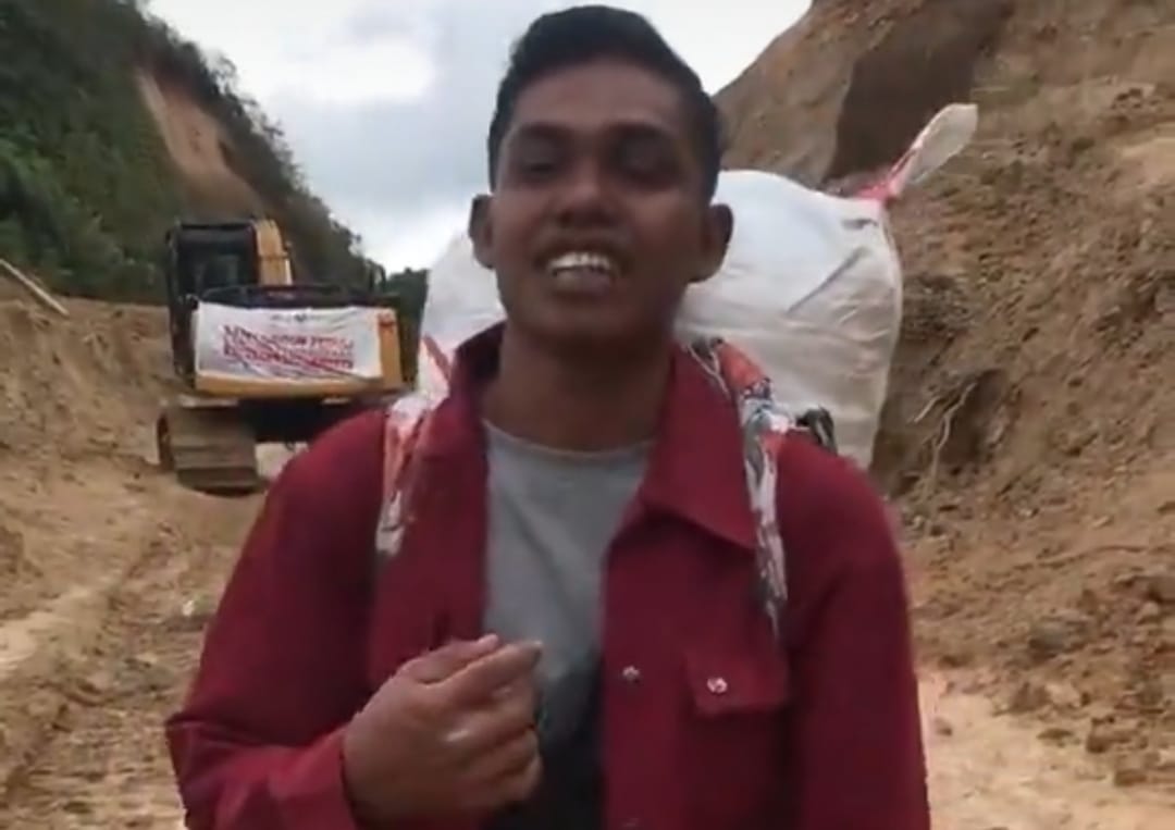 Tangkapan layar seorang pemuda yang rela berjalan puluhan kilometer untuk menjual cabai dan beli beras untuk korban banjir Aceh. (TikTok/TOKO DAMRY)