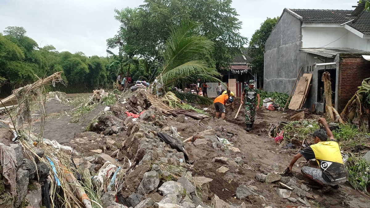 BERBAHAYA: Plengsengan di pinggir Sungai Bedadung jebol, dan mulai diperbaiki, kemarin.
