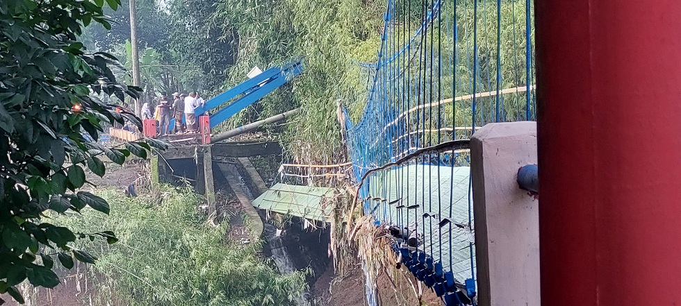 PUTUS DITERJANG BANJIR: Jembatan Darus sepanjang 105 meter di Desa Jubung, putus diterjang banjir, Senin (15/12) malam.
