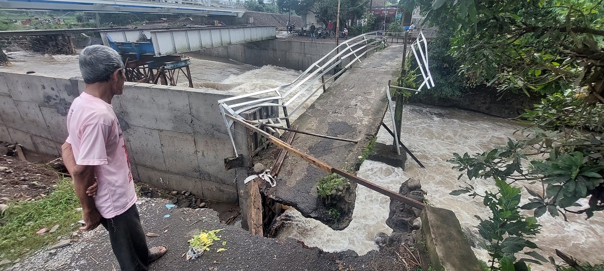 PUTUS: Jembatan Penghubung Dusun Kloncing dengan Dusun Krajan Selatan, Desa Patemon, Kecamatan Pakusari, Jember, putus setelah dihantam banjir pada Senin (15/12)