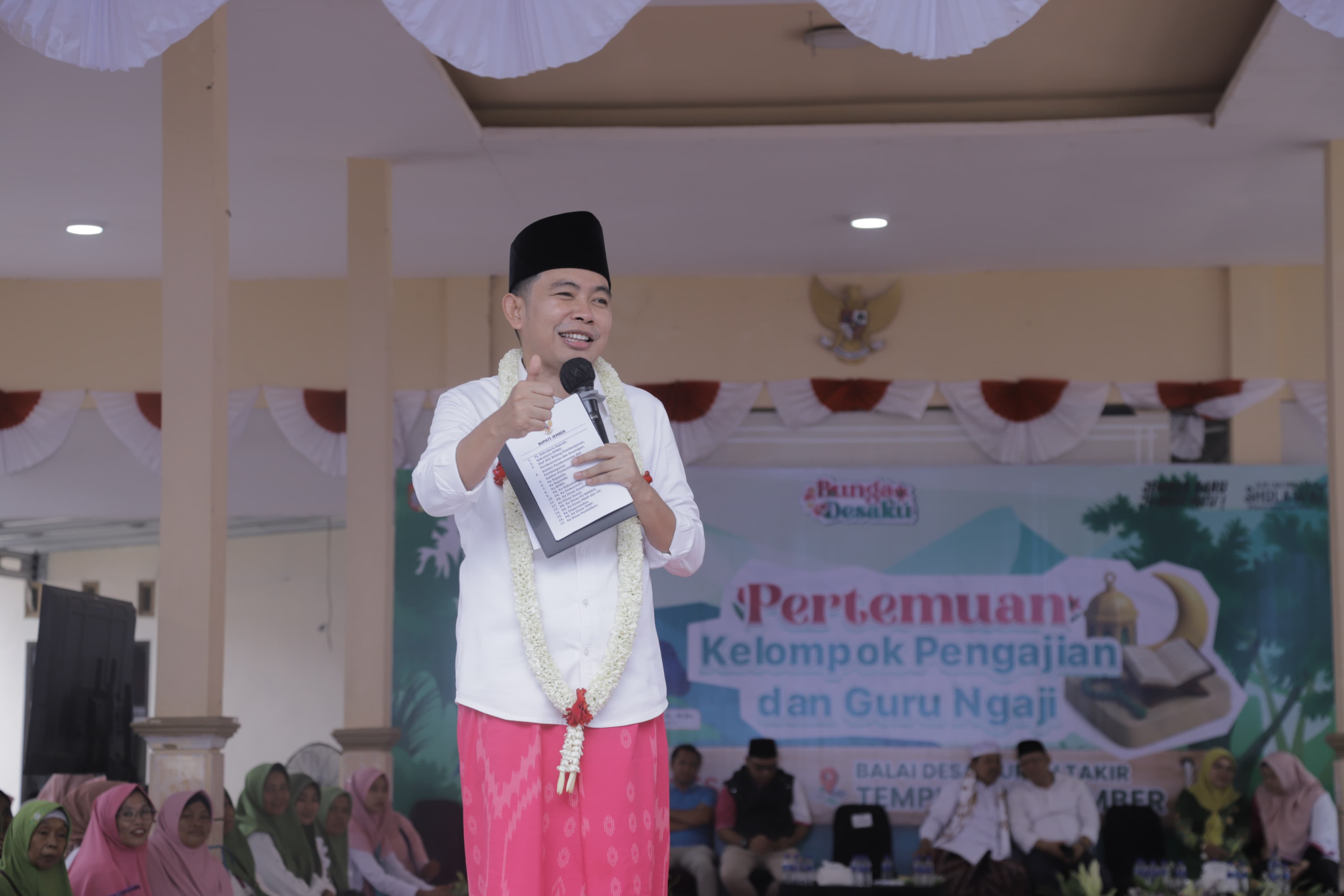 HANGAT: Bupati Jember Muhammad Fawait berbincang dengan guru ngaji dan ibu-ibu pengajian saat rangkaian Bunga Desaku Jilid 8 di Balai Desa Curahtakir, Kecamatan Tempurejo, Minggu (14/12).