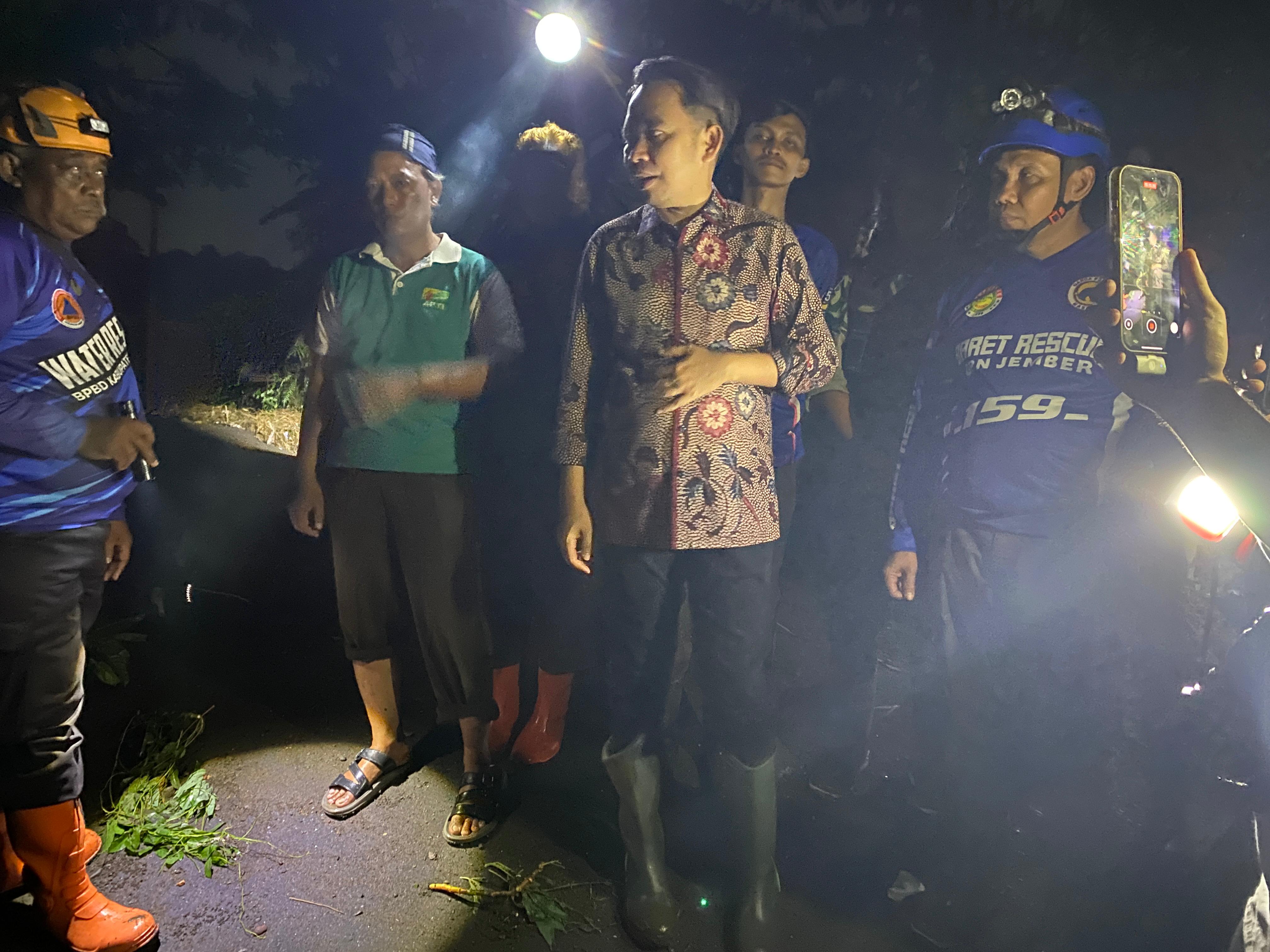 Bupati Fawait bersama Ning Ghyta, dan Ketua Baret Rescue David Handoko, saat meninjau banjir di perumahan Villa Tegal Besar, Jember, Selasa dini hari (16/12) waktu setempat. (Foto. Syakur)
