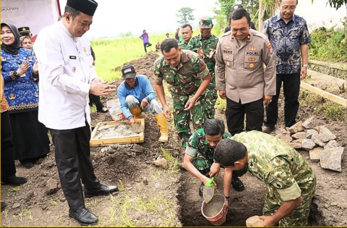 PERDANA: Bupati, Dandim 0822 bersama sejumlah pihak terkait meletakkan batu pertama pembangunan Gerai KMP di Kecamatan Tenggarang beberapa waktu lalu.(DOK RADAR IJEN)