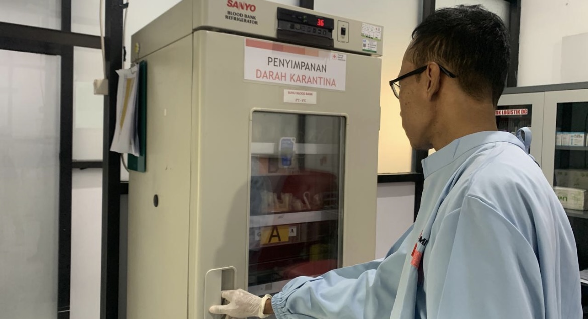 TERBATAS: Petugas PMI Bondowoso memeriksa ketersediaan darah yang disimpan ditempat khusus.(ILHAM WAHYUDI/RADAR IJEN)