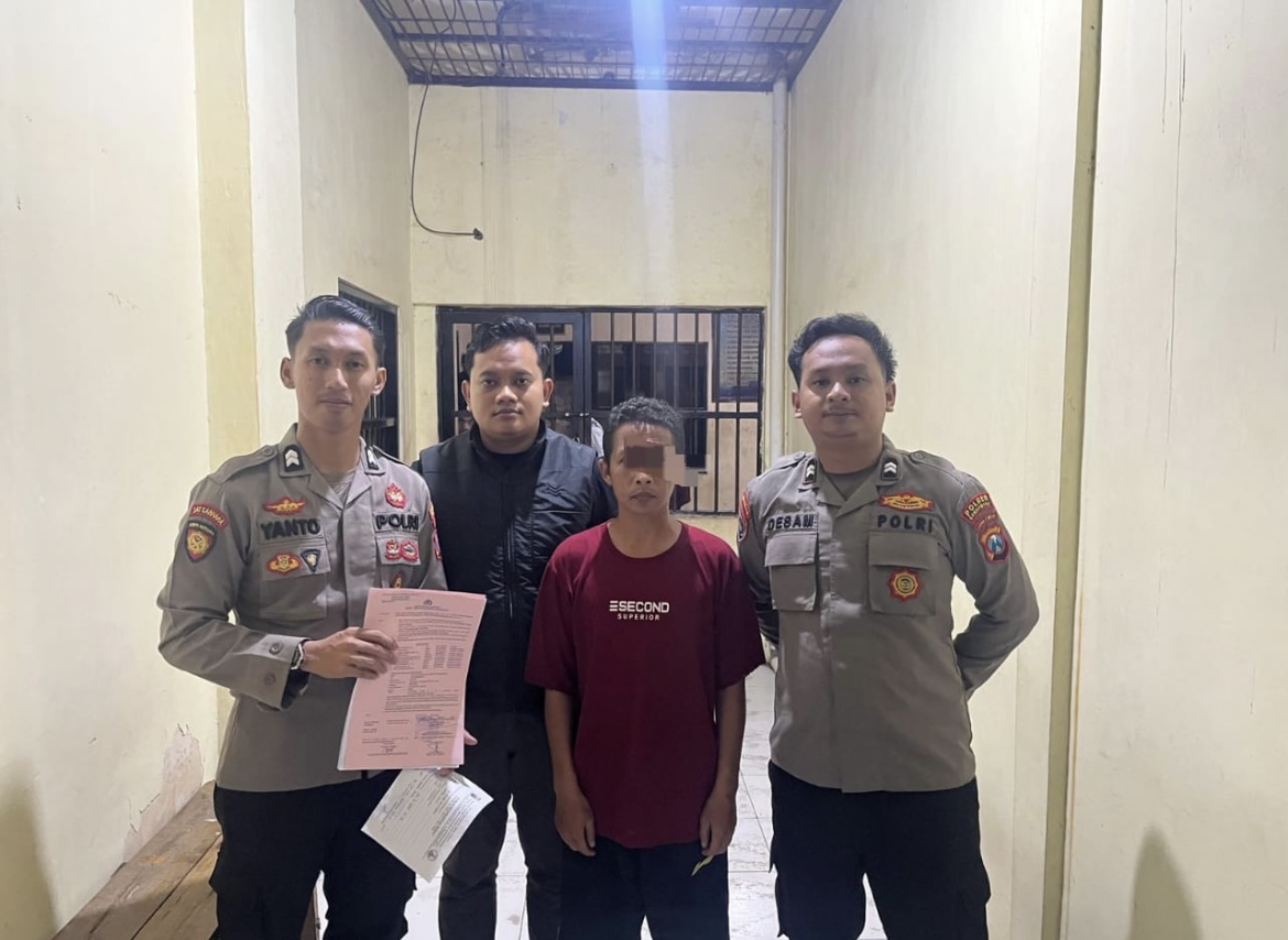 DITANGKAP: Petugas saat mengamankan tersangka kasus pencurian motor, Minggu (14/13) malam.(POLRES BONDOWOSO)