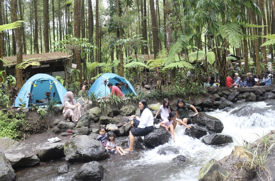 RAMAI: Kondisi wisata Kalipinusan Poncosumo yang terletak di Candipuro jadi tempat favorit saat berlibur.(ADE APRYANIS/RAME)