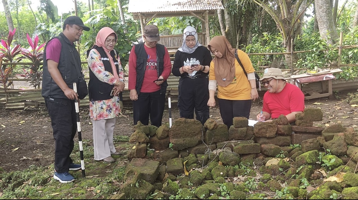 KUNJUNGI: Tim Ahli Cagar Budaya (TACB) Lumajang saat meninjau langsung lokasi situs Kedungsari di Kecamatan Kunir, kemarin.(ARIES FOR RAME)
