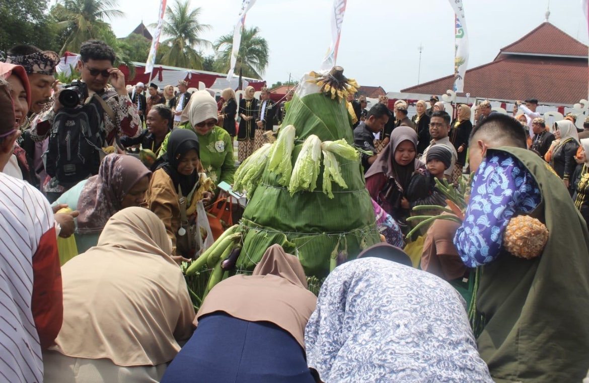 REBUTAN: Momen perayaan Hari Jadi Lumajang dilakukan dengan sedekah hasil bumi, kemarin.(ADE APRYANIS/RAME)