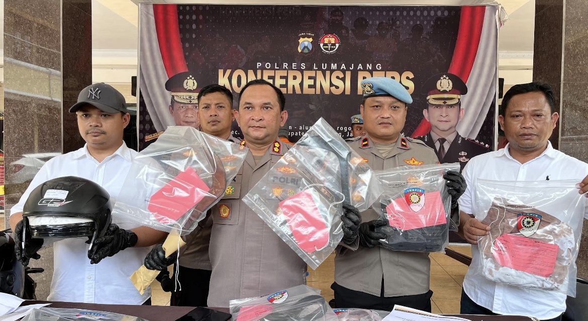 JELASKAN: Kapolres Lumajang AKBP Alex Sandy Siregar saat menyampaikan kronologi kasus penyabetan anggota polisi, kemarin.(ATIEQSON MAR IQBAL/RAME)