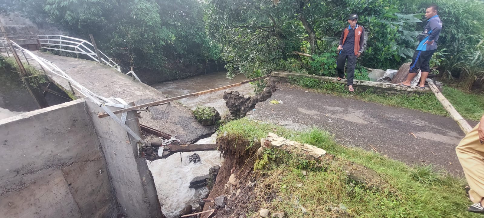 PUTUS: Jembatan yang menghubungkan Dusun Kluncing dengan Dusun Krajan Selatan, Desa Patemon, Kecamatan Pakusari, Jember putus setelah dihantam banjir pada Senin (15/12/2025)