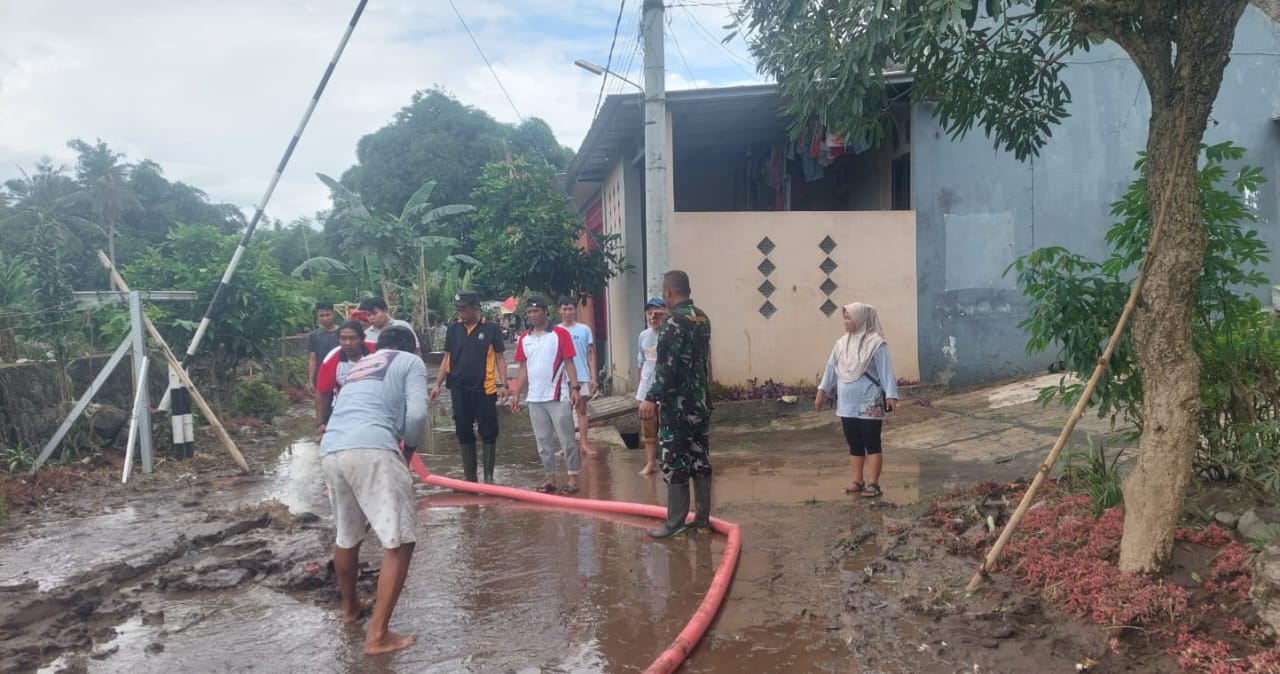 KERJA BAKTI: Petugas Polsek Pakusari bersama warga perumahan Puri Antirogo 1, Dusun Kloncing, Desa Patemon, Kecamatan Pakusari, Jember saat kerja bhakti bersihkan lumpur pada Selasa (16/12) pagi.
