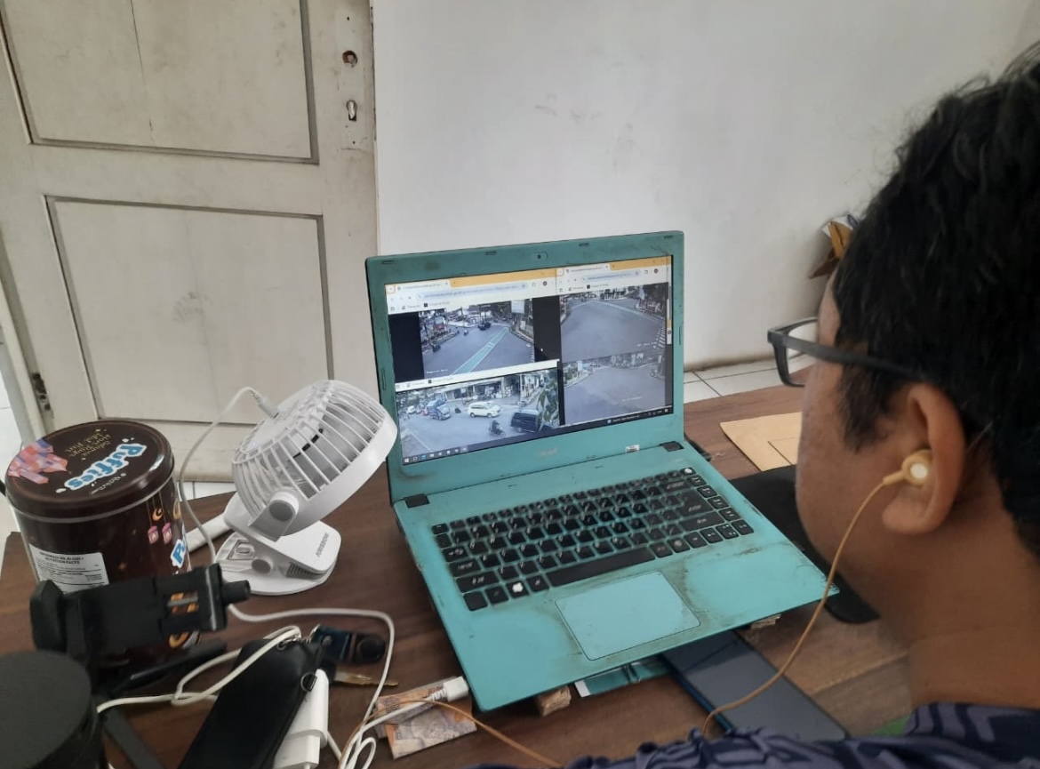 MEMANTAU: Pegawai Jawa Pos Radar Ijen saat mengecek status CCTV milik pemerintah Bondowoso, kemarin (16/12).(FAQIH HUMAINI/RADAR IJEN)