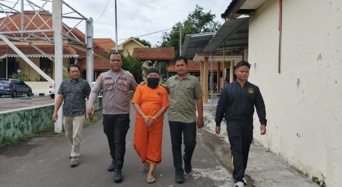 TAK BERKUTIK: Satreskrim Polres Bondowoso menggelandang MH, pelaku pencabulan terhadap anaknya sendiri.(ILHAM WAHYUDI/RADAR IJEN)
