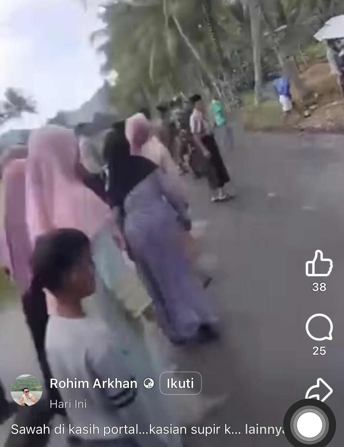 Aksi emak-emak saat nekat bongkar portal