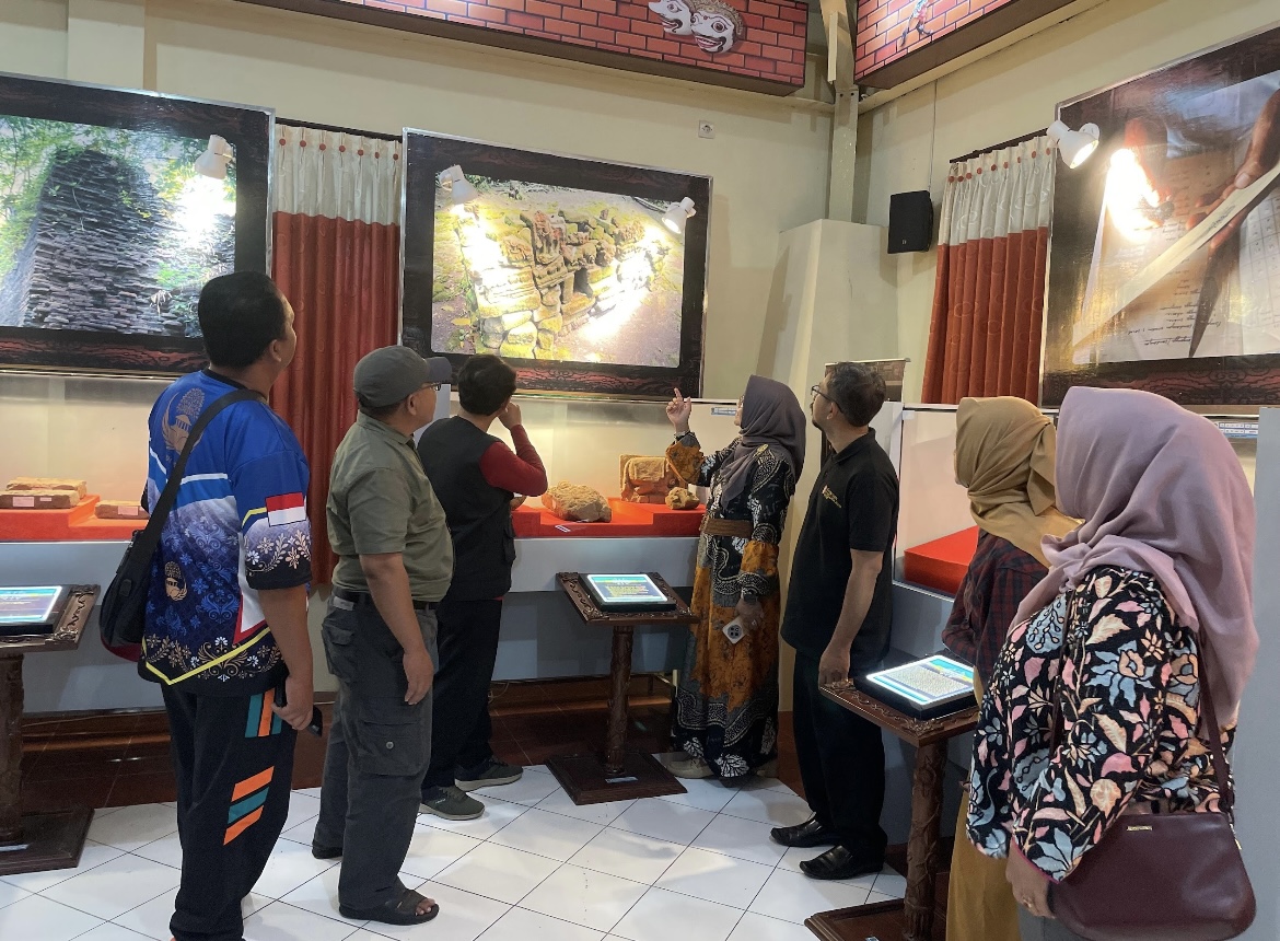 CEK: Warga saat melakukan kunjungan ke Museum Lumajang untuk melihat koleksi yang tersedia.(ADE APRYANIS/RAME)